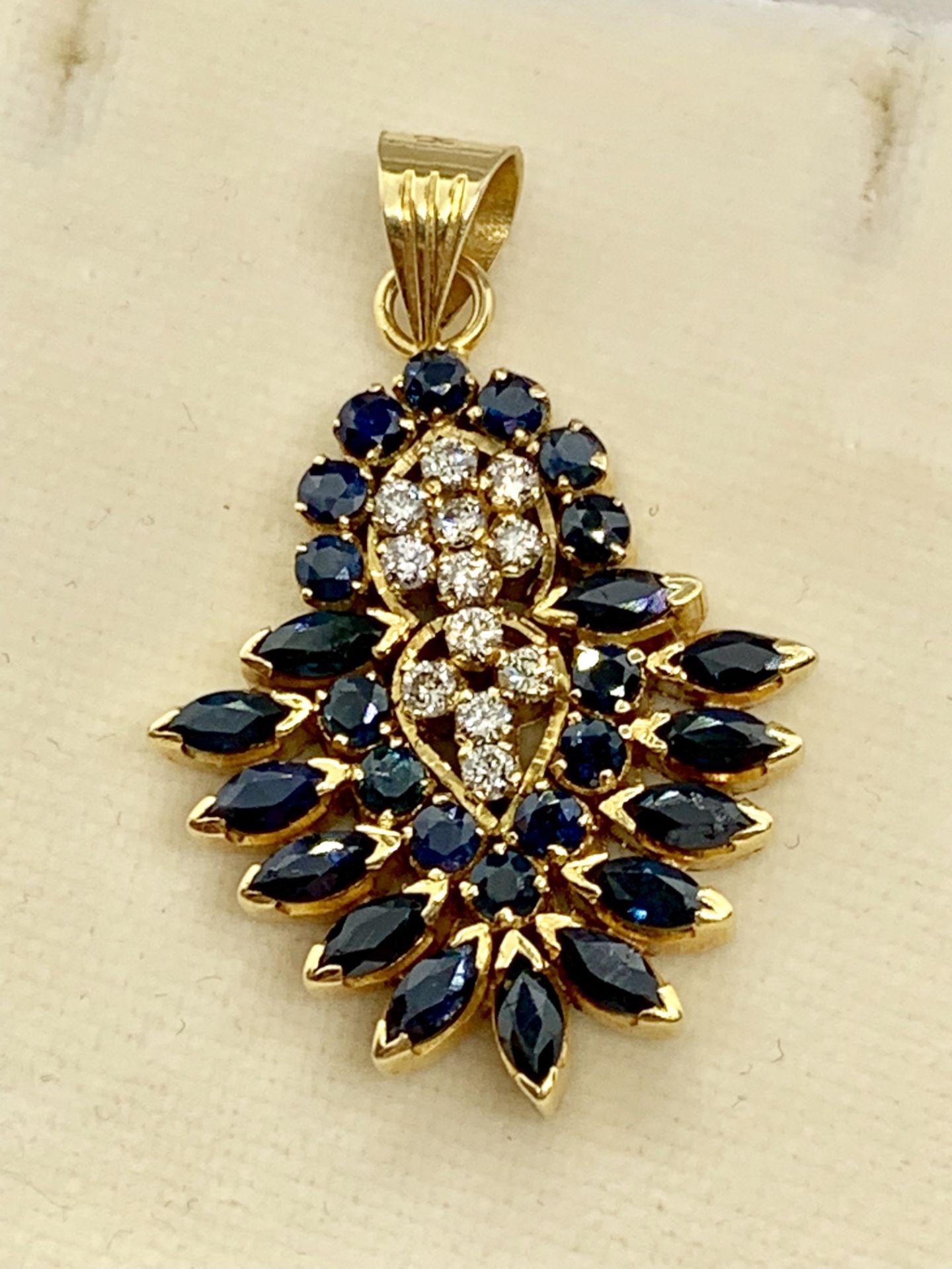 STUNNING FINE BLUE SAPPHIRE & DIAMOND SET PENDANT SET IN YELLOW METAL TESTED AS AT LEAST 18ct GOLD