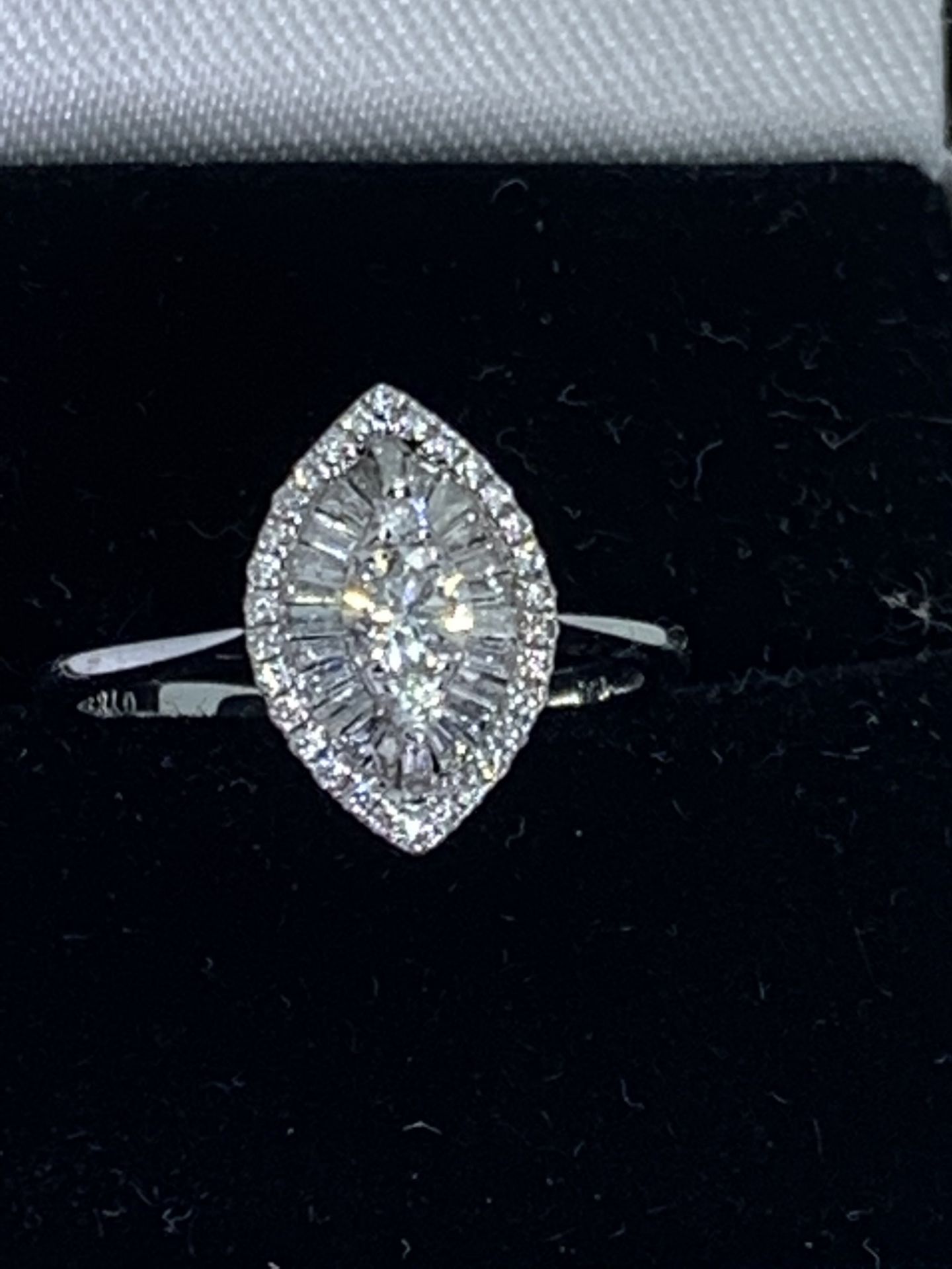 18ct WHITE GOLD DIAMOND SET RING