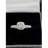 PRETTY HALO DIAMOND RING SET IN WHITE GOLD 0.33CT TDW