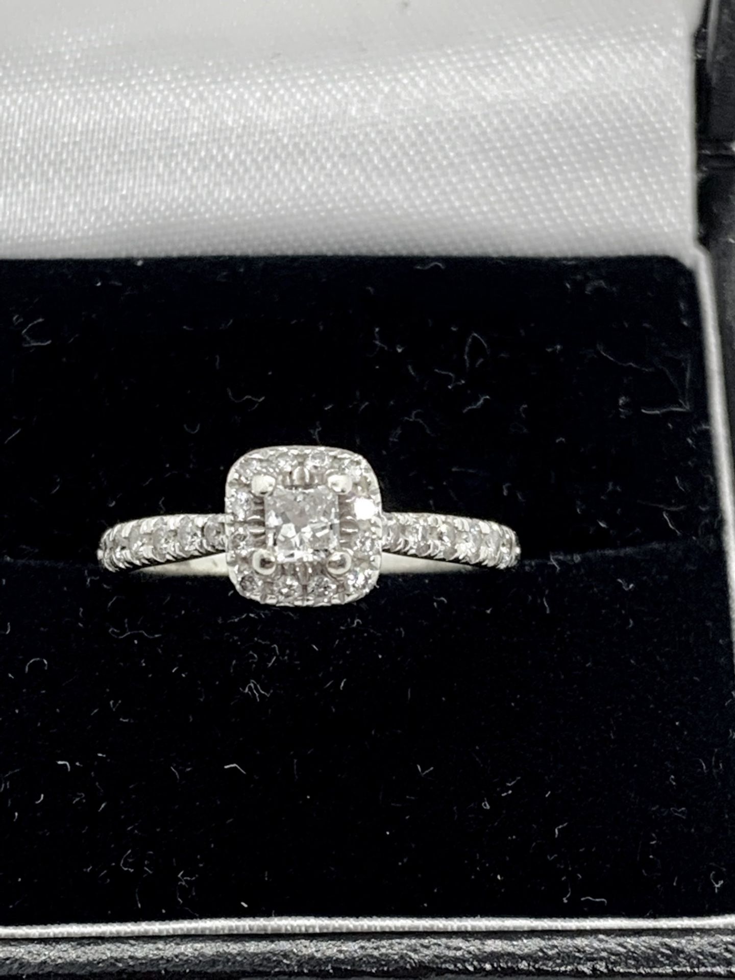 PRETTY HALO DIAMOND RING SET IN WHITE GOLD 0.33CT TDW