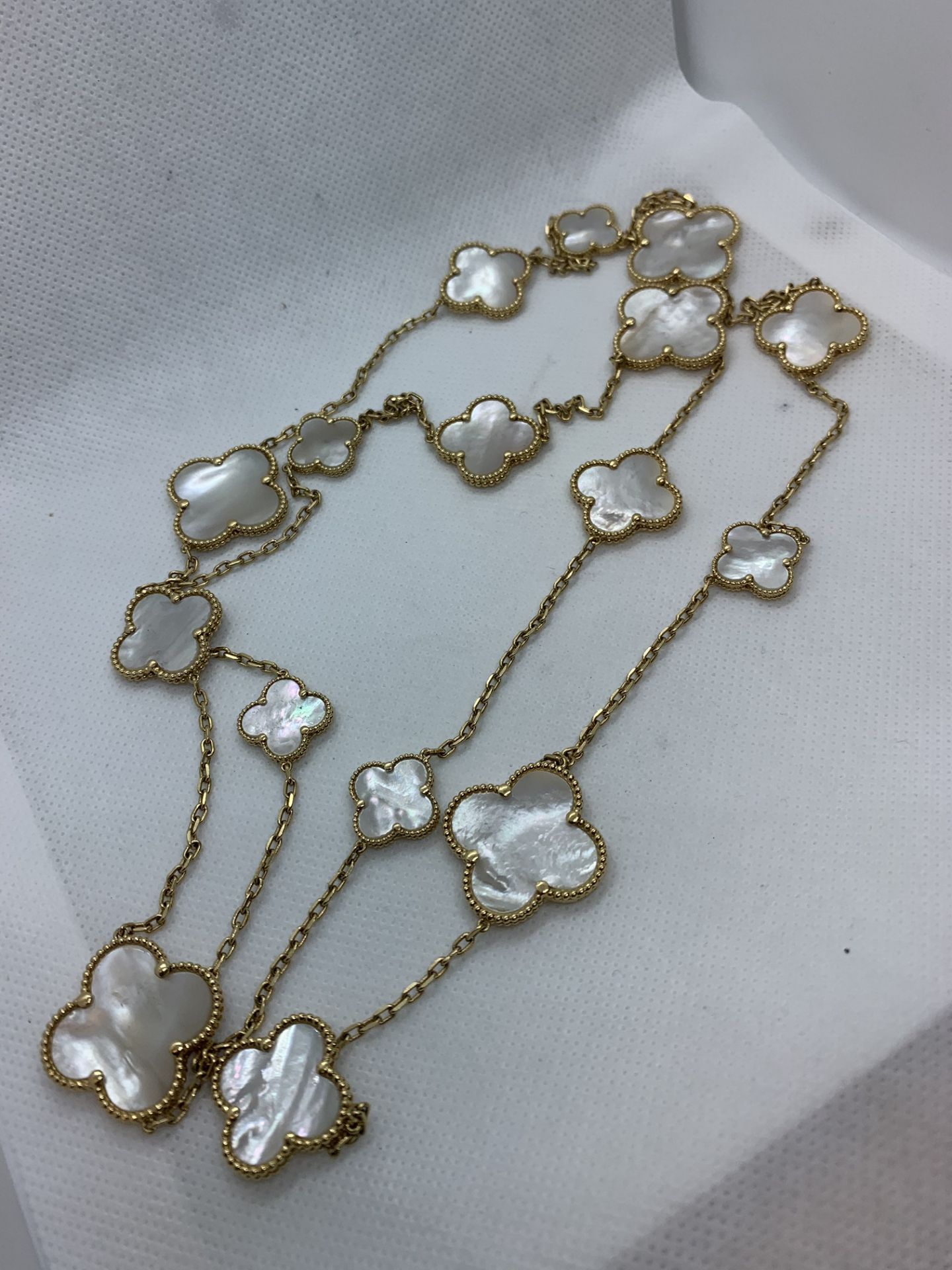 18ct GOLD MOTHER OF PEARL NECKLACE APPROX 40" - VAN CLEEF STYLE - Image 2 of 6
