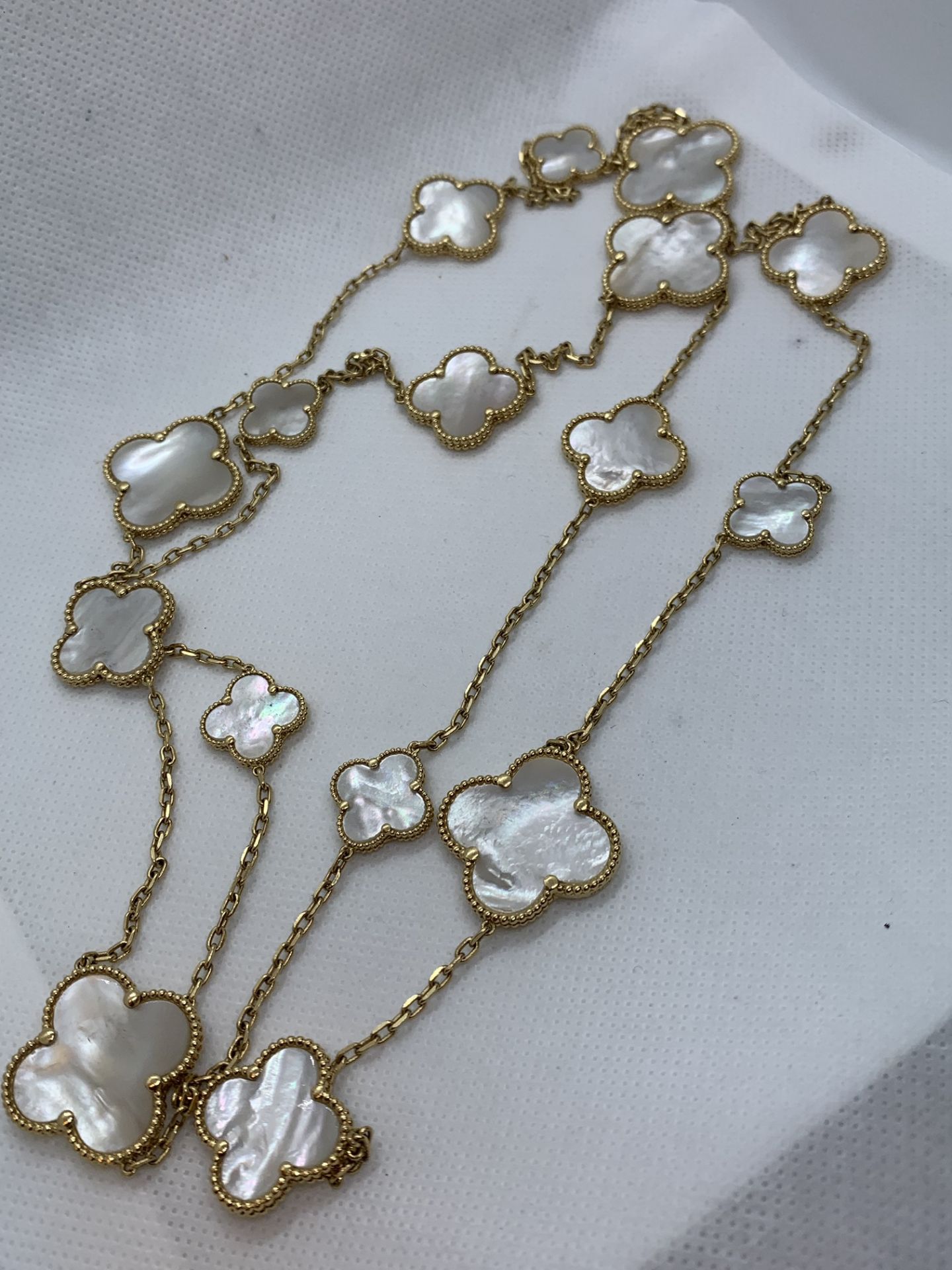 18ct GOLD MOTHER OF PEARL NECKLACE APPROX 40" - VAN CLEEF STYLE - Image 5 of 6