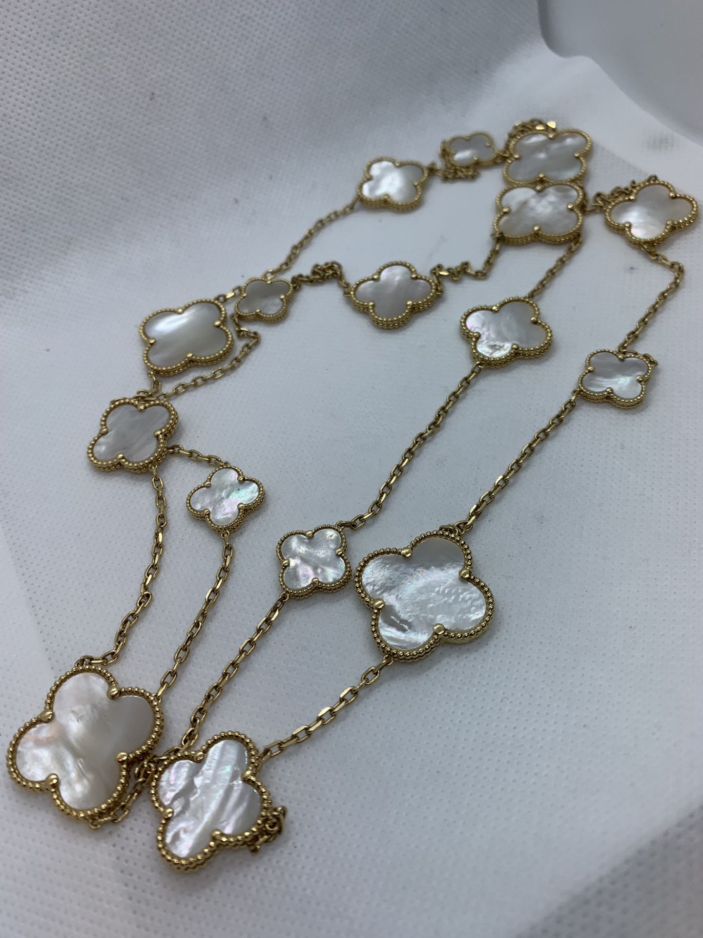 18ct GOLD MOTHER OF PEARL NECKLACE APPROX 40" - VAN CLEEF STYLE - Image 4 of 6
