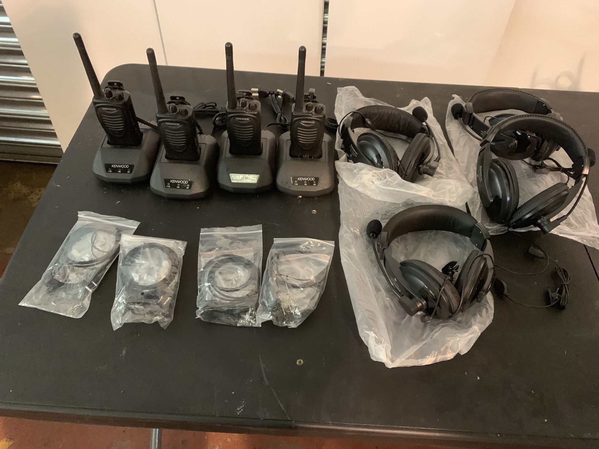 4 x KENWOOD RADIOS WITH 4 X EARPIECES & 4 X KANEN HEADPHONE