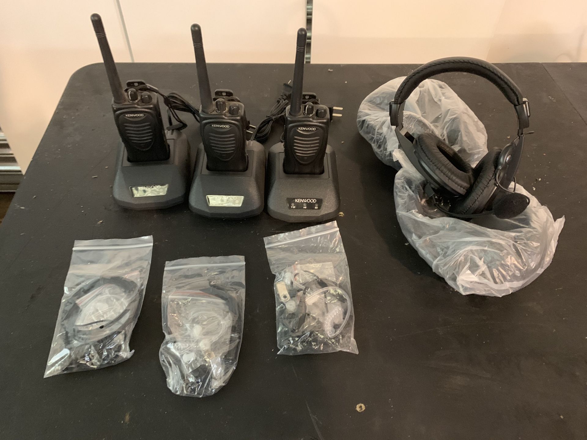 3 x KENWOOD RADIOS WITH 3 X EARPIECES & 3 X KANEN HEADPHONE