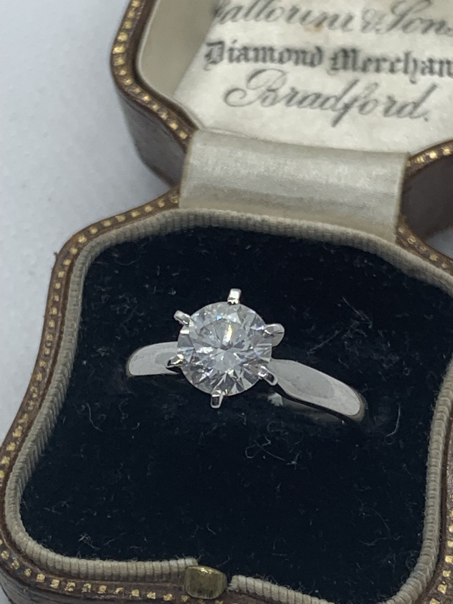 1.30ct DIAMOND SOLITAIRE RING SET IN WHITE GOLD - Image 2 of 2