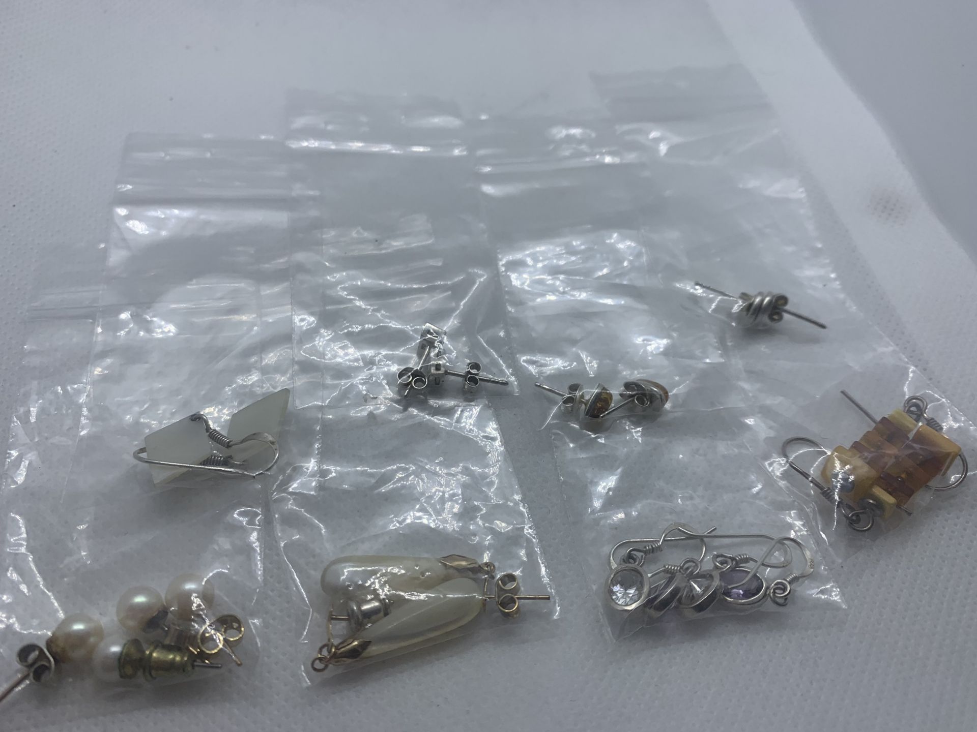 9 PAIRS OF EARRINGS (1 X 9ct GOLD & 8 X SILVER) INC AMBER ETC