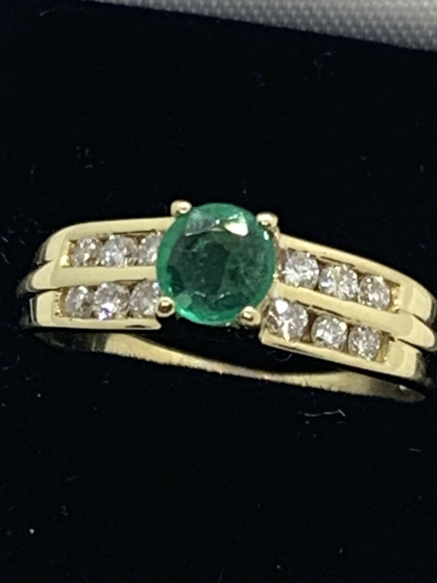 18ct GOLD EMERALD & DIAMOND RING