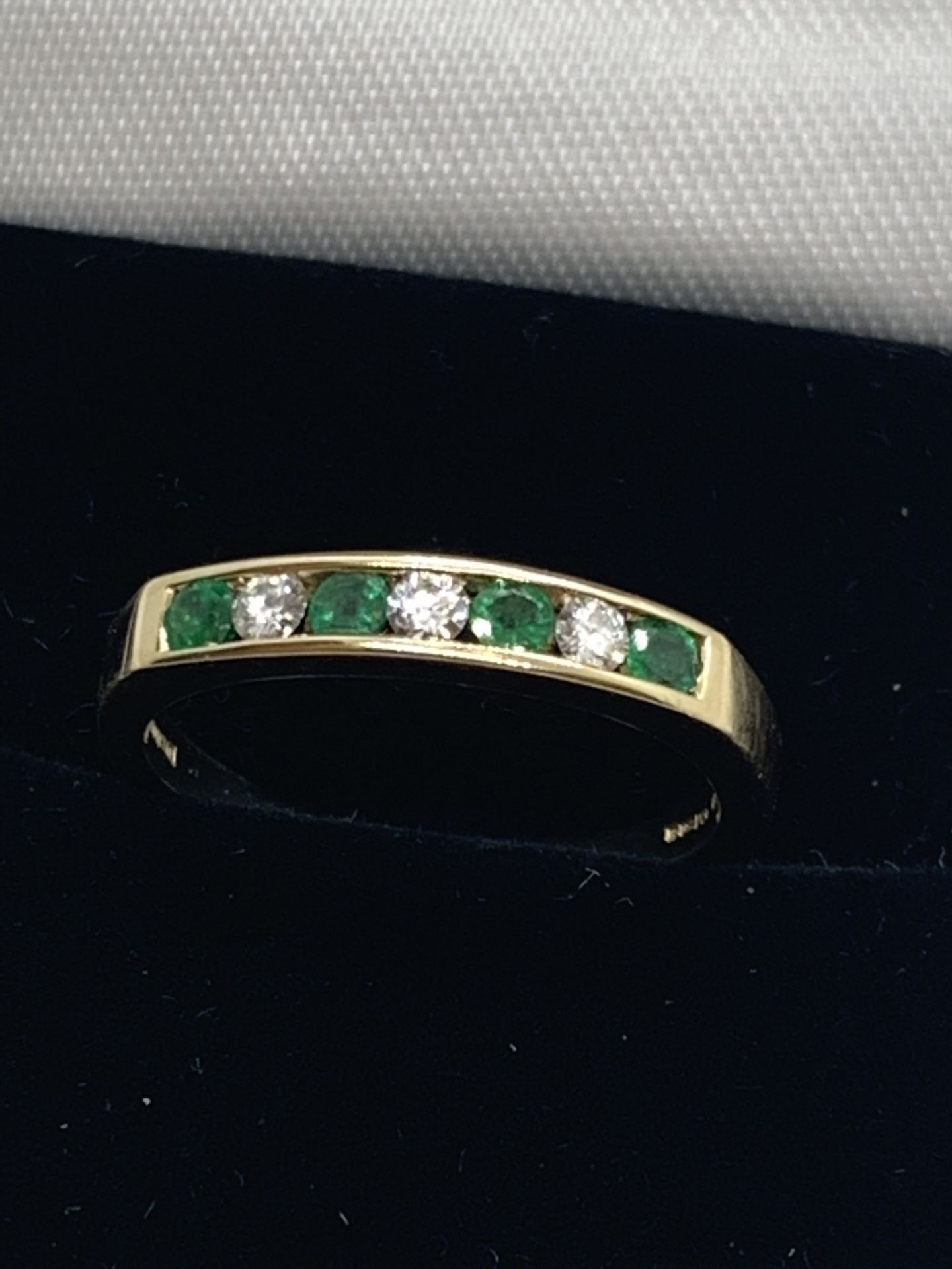 18ct GOLD EMERALD & DIAMOND CHANNEL SET RING - Image 2 of 3