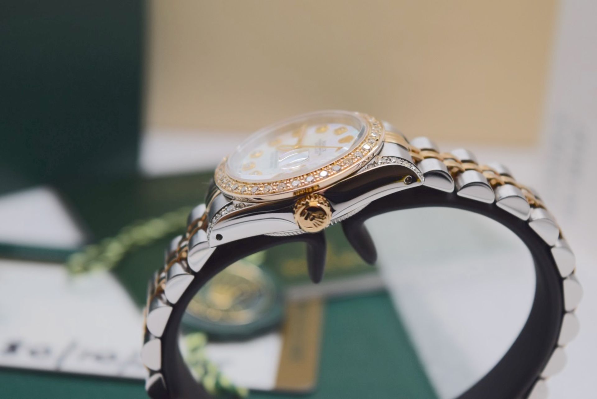 *Diamond Encrusted* 18k Gold/ Steel Rolex Lady DateJust - Pearl Diamond Dial, Bezel & Shoulders - Image 6 of 9