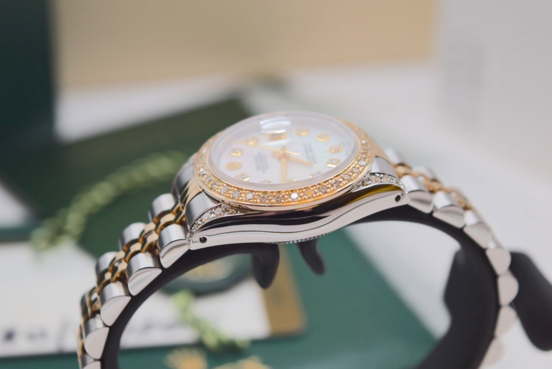 *Diamond Encrusted* 18k Gold/ Steel Rolex Lady DateJust - Pearl Diamond Dial, Bezel & Shoulders - Image 8 of 9