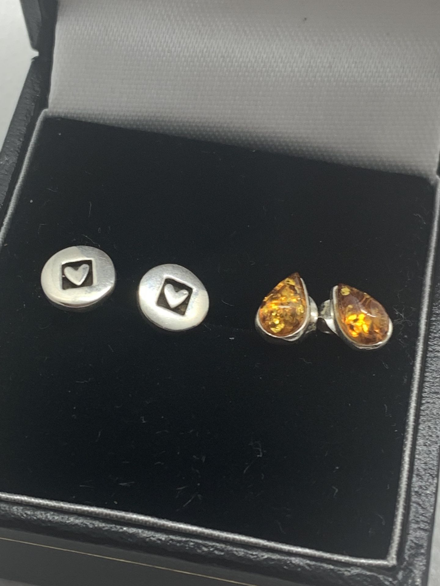 9 PAIRS OF EARRINGS (1 X 9ct GOLD & 8 X SILVER) INC AMBER ETC - Image 2 of 7