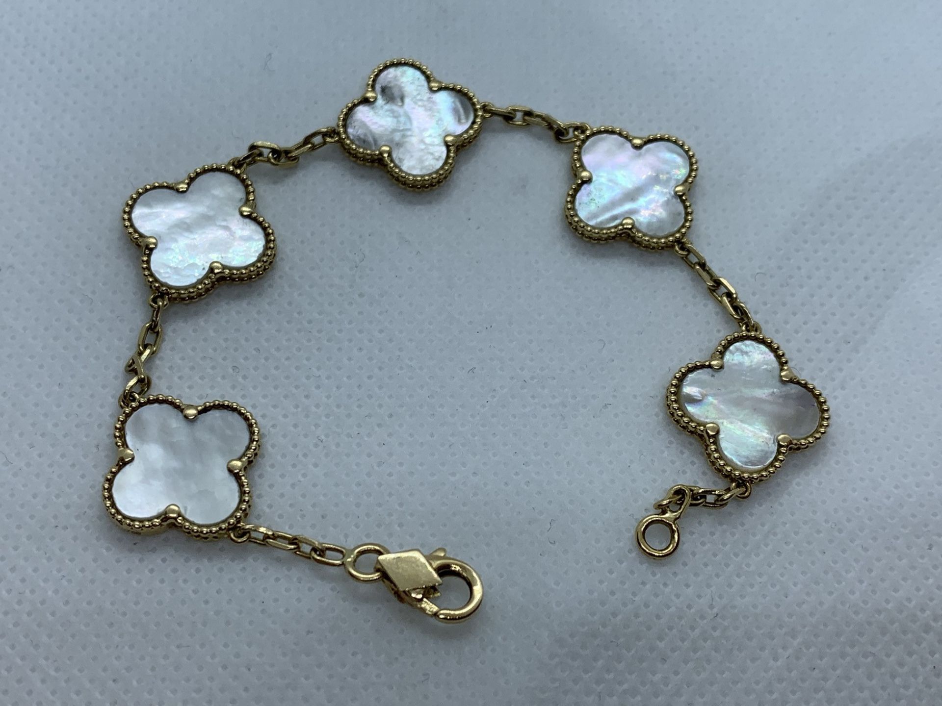 18ct GOLD MOTHER OF PEARL BRACELET IN THE STYLE OF VAN CLEEF & ARPELS - Image 2 of 2