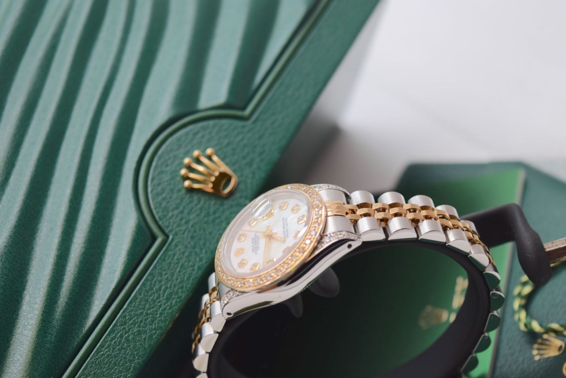 *Diamond Encrusted* 18k Gold/ Steel Rolex Lady DateJust - Pearl Diamond Dial, Bezel & Shoulders - Image 5 of 9