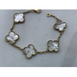 18ct GOLD MOTHER OF PEARL BRACELET IN THE STYLE OF VAN CLEEF & ARPELS