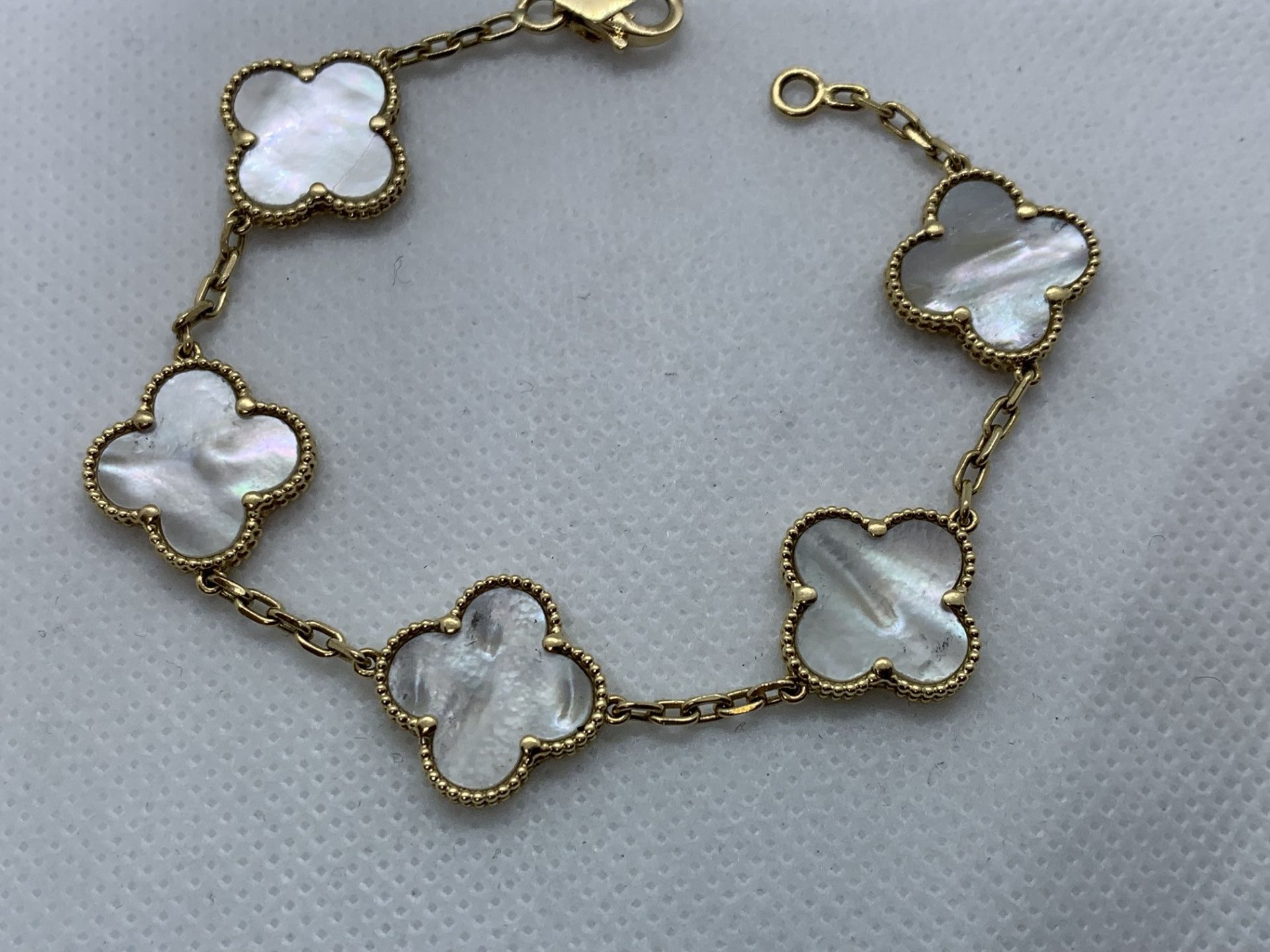 18ct GOLD MOTHER OF PEARL BRACELET IN THE STYLE OF VAN CLEEF & ARPELS