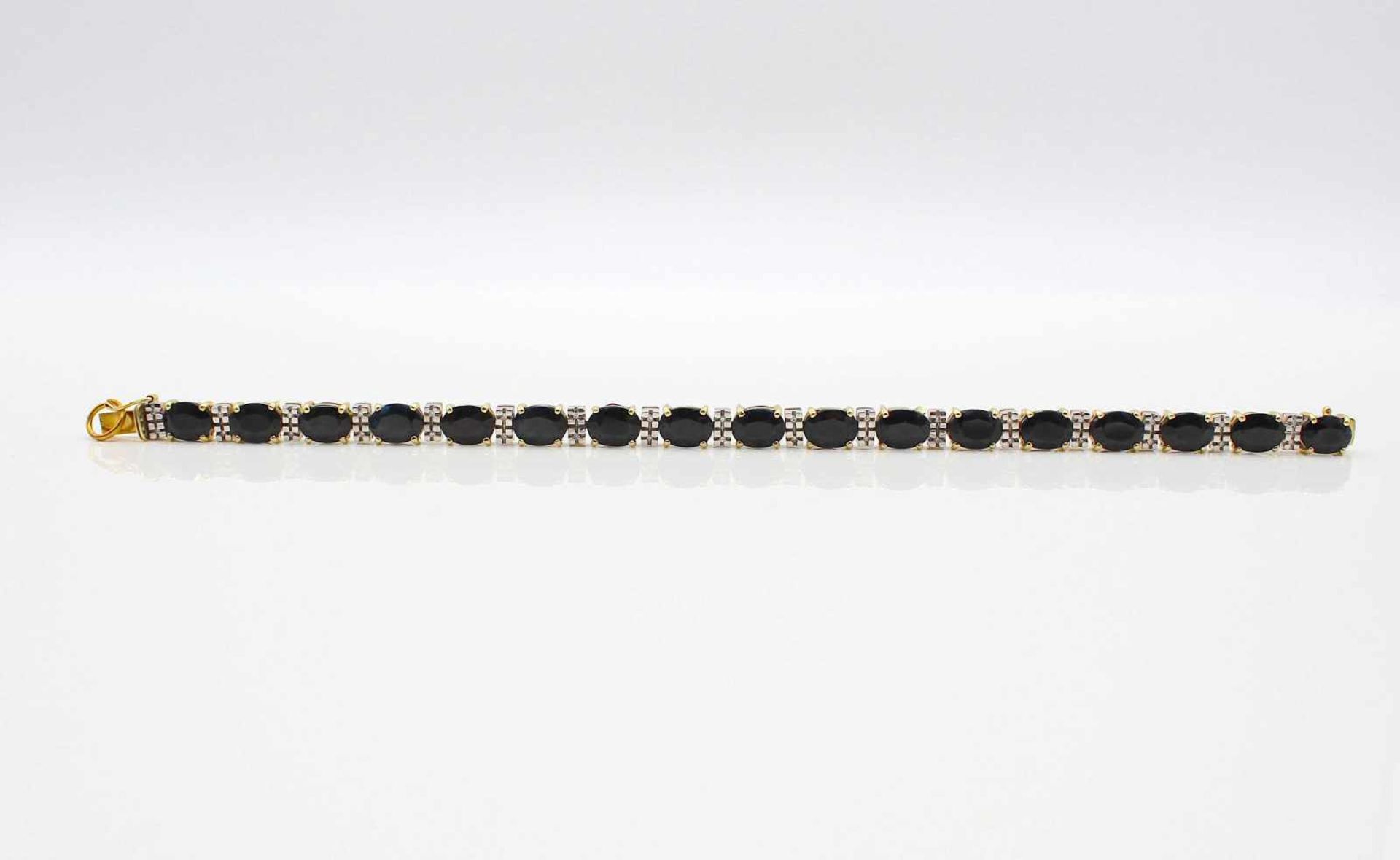 Armband 585 Gold bicolor mit 17 Saphiren, ca. 22,46 ct, Länge 18,5 cm, 17 g