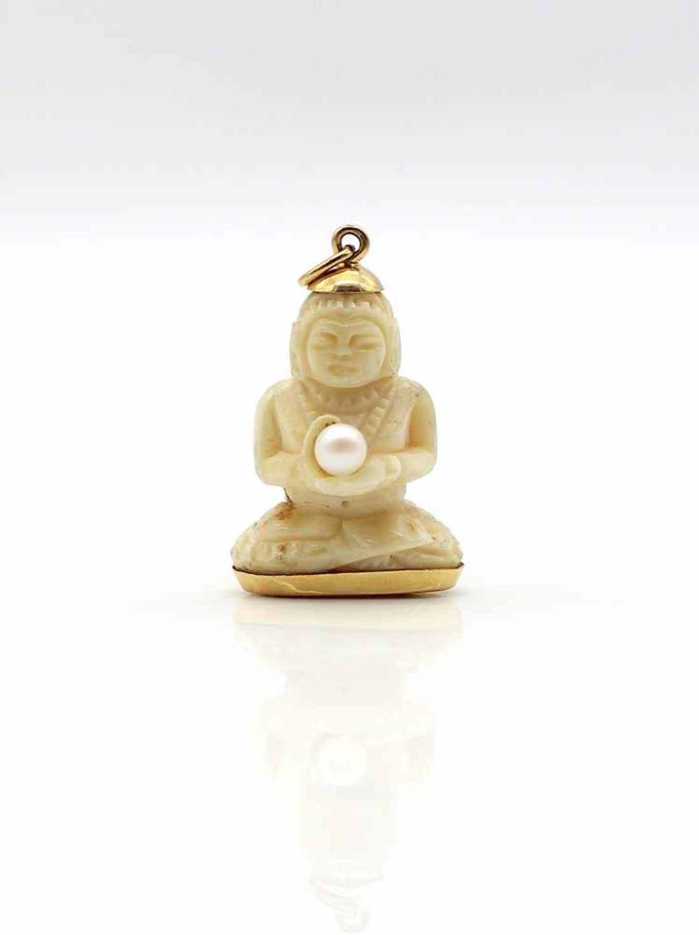 1 Anhänger Buddha aus Bein mit 750 Gold, Maße ca. 2,5 x 2,7 cm