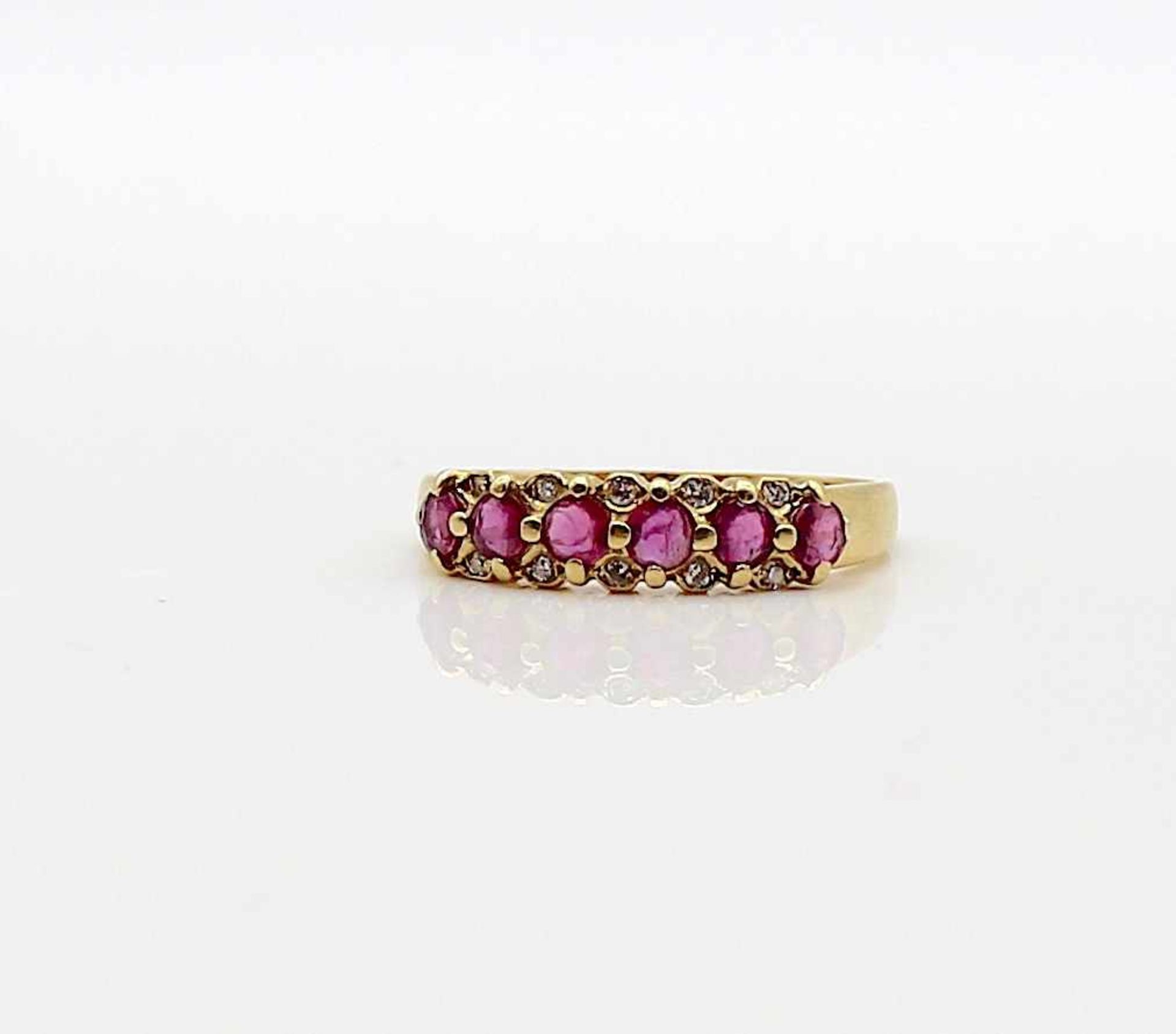 Ring in 750 Gold mit Rubinen und Diamanten ca. 0,06 ct, Gewicht 2,1 g, Gr. 53