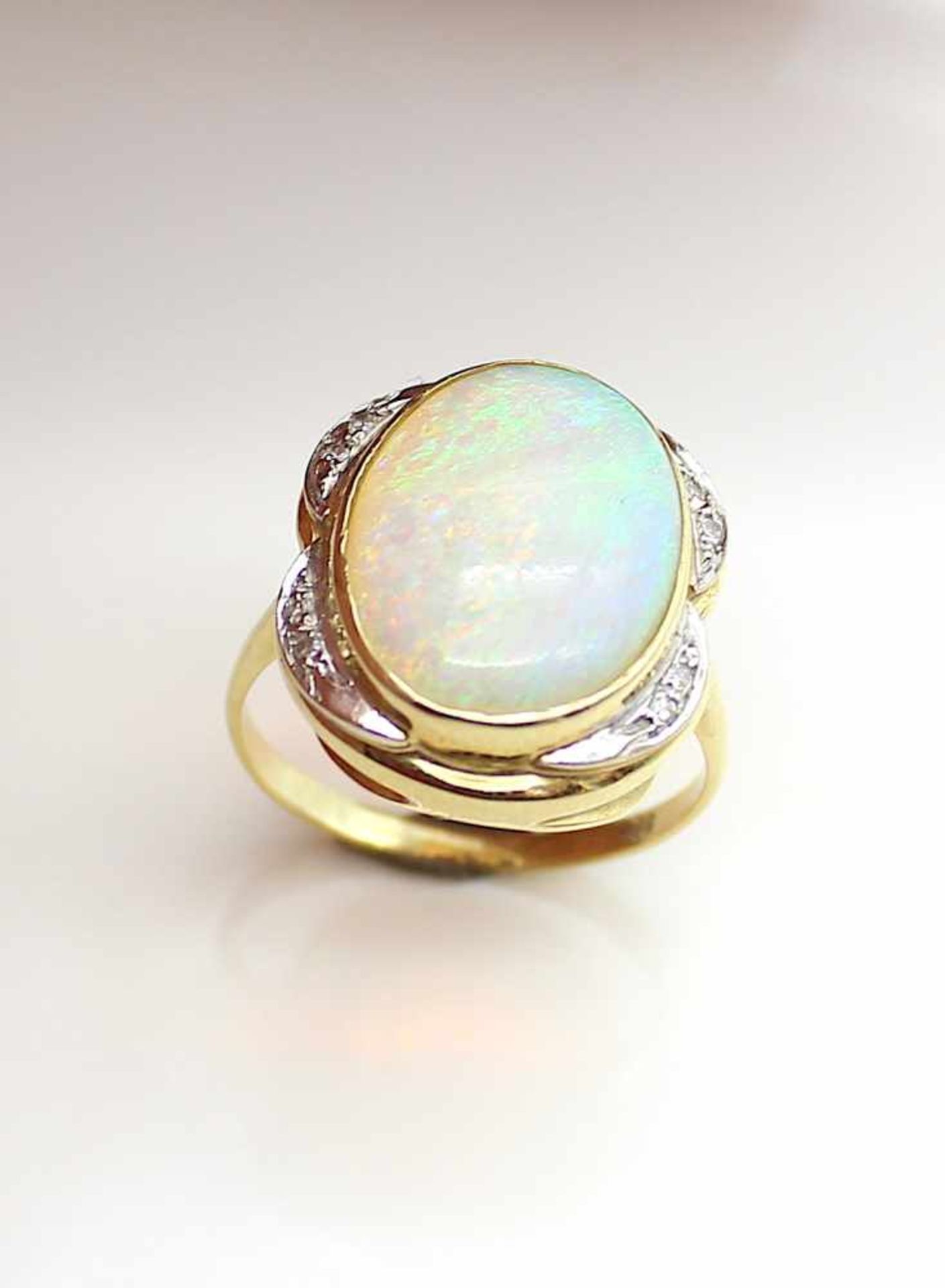 Ring in 585 Gold mit einem Edelopal, Maße ca. 15,7 x 12,2 x 5 mm und kl. Diamanten, Gewicht 5,3 g,