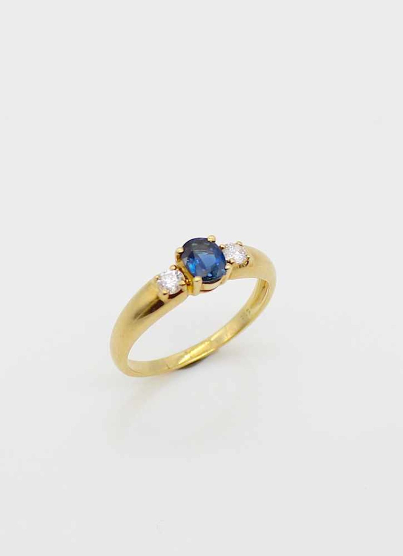 Ring in 585 Gold mit einem Saphir und 2 Brillanten gesamt ca. 0,17 ct, SI1-SI2, Farbe G-H, Gewicht