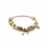 Alles goldene CharmsArmband von Pandora aus Silber mit 20 Charms aus 585er Gold, teils mit Diamanten