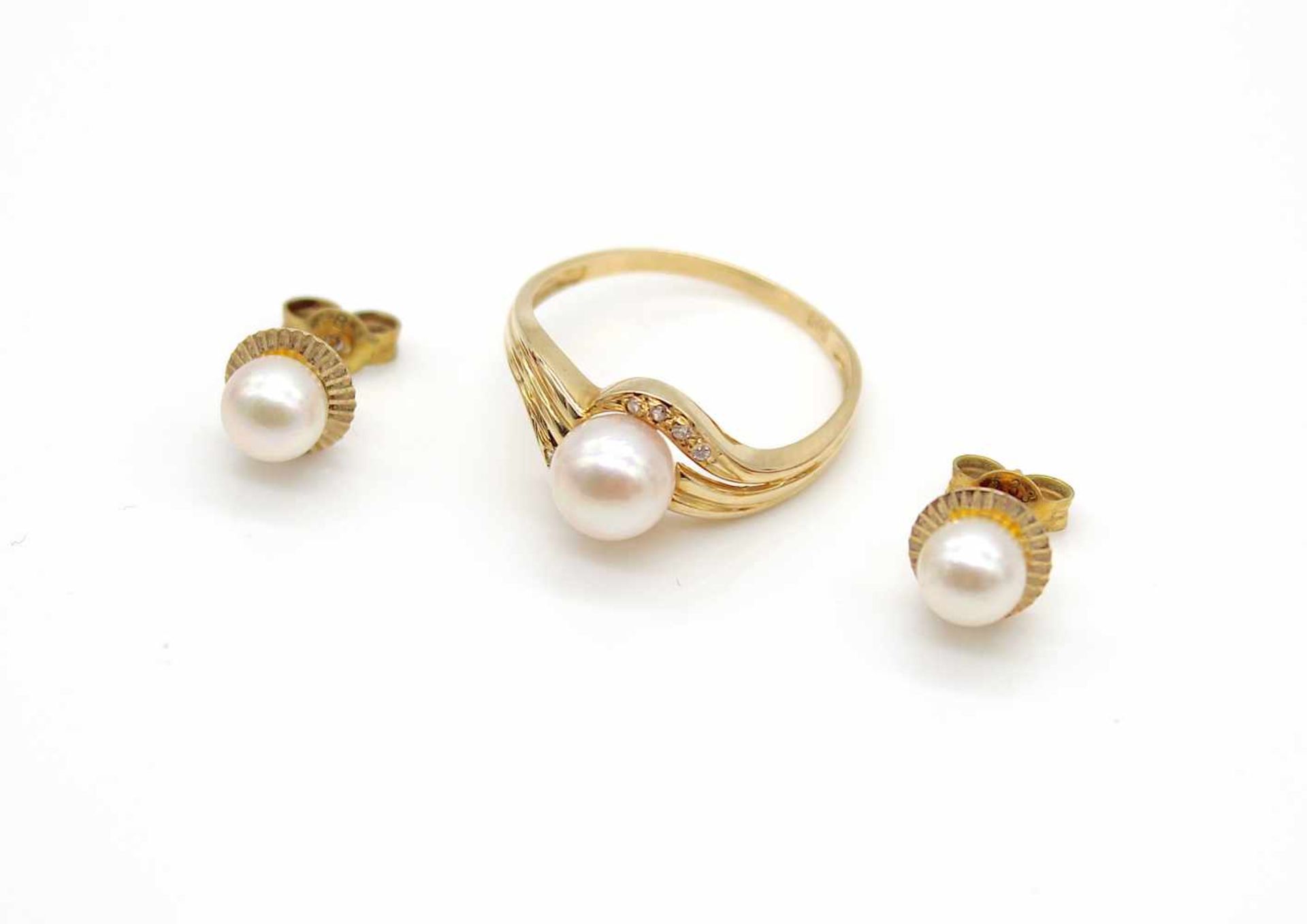 Ring und 1 Paar Ohrringe aus 585er Gold und 8 Diamanten ca. 0,05 ct Stopper 333er Gold. Gewicht 3, - Bild 2 aus 2