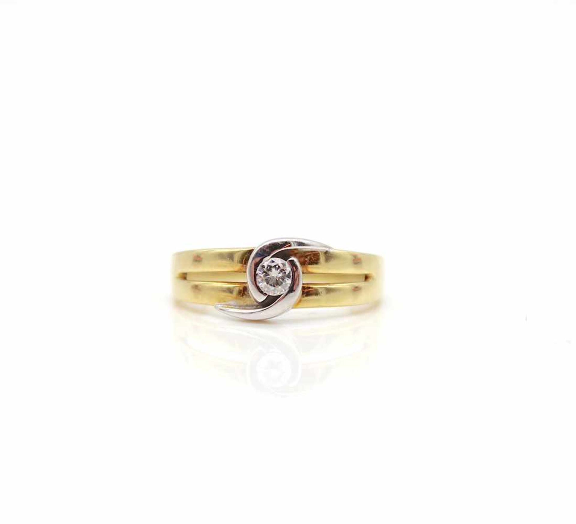 Ring aus 585er Gold mit einem Brillanten ca. 0,16 ct, hohe Reinheit mittlere Farbe. Gewicht 3,8 g,