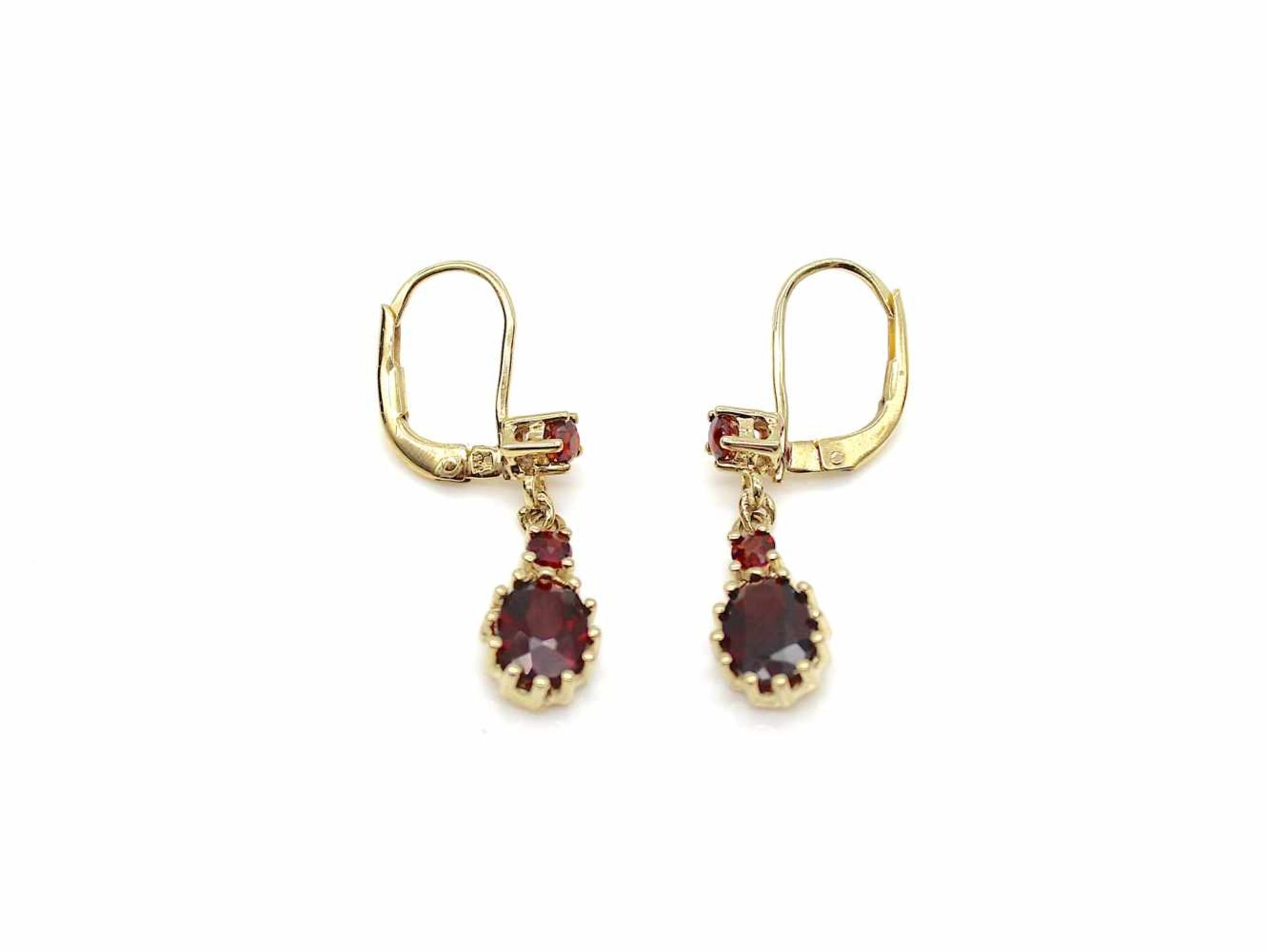 Ohrringe aus 333er Gold mit Granat.Gewicht 2,4 g, Länge 19,2 mmEarrings in 333 gold with garnet. - Bild 2 aus 2