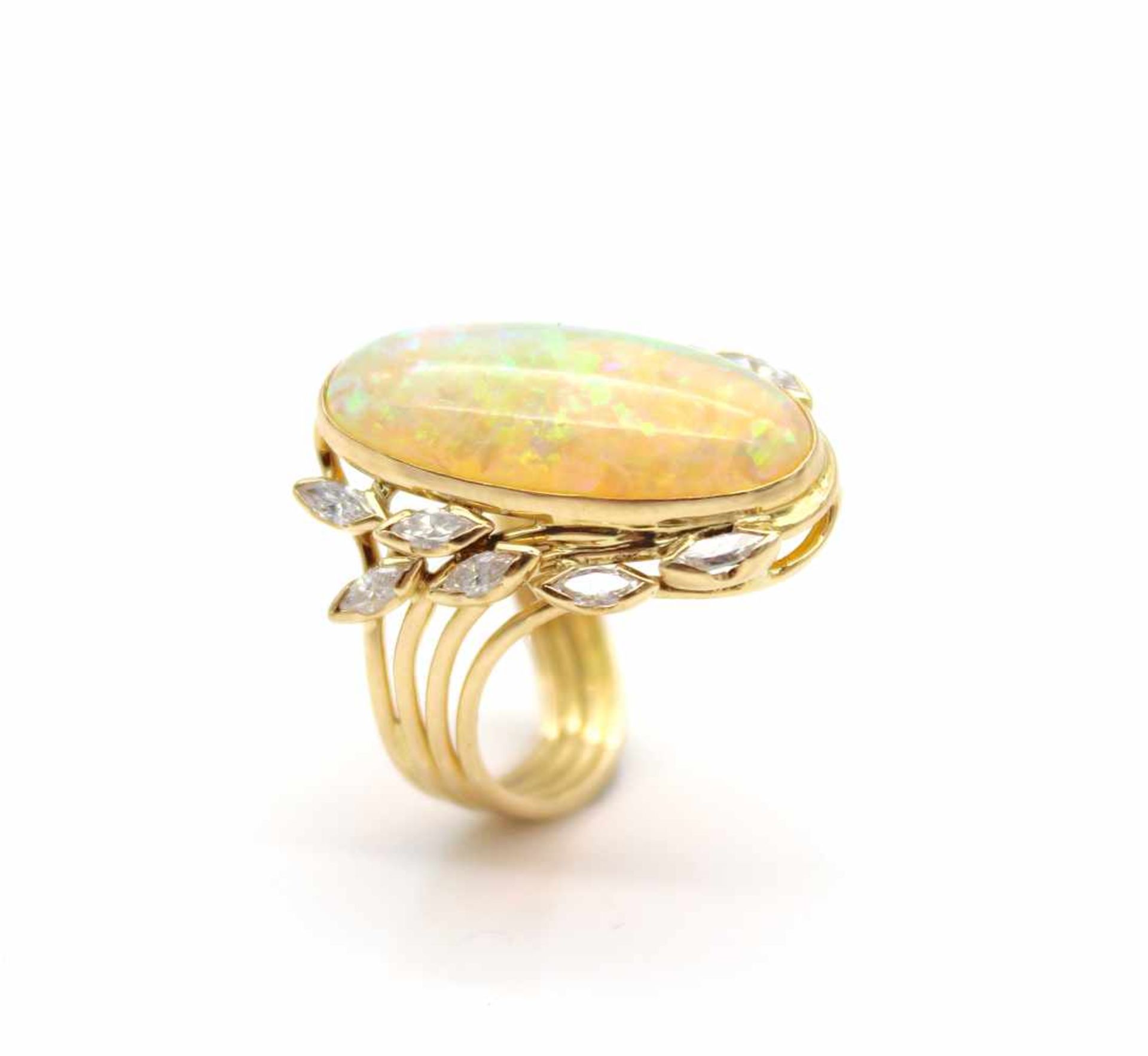 Ring aus 750er Gold mit einem Edelopal und 12 Diamanten, gesamt ca. 0,48 ct mit hohem Farbgrad und - Bild 3 aus 3