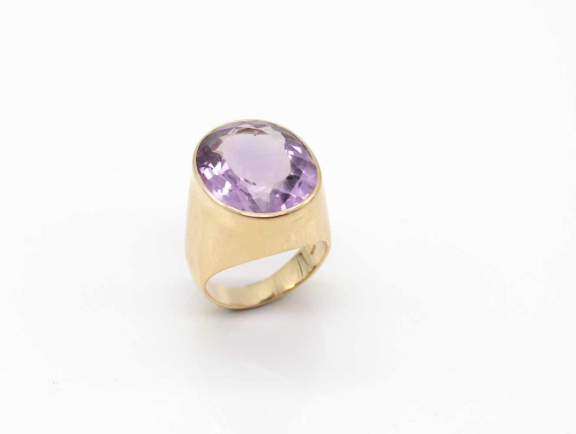 Ring aus 585er Gold mit einem Amethyst. Gewicht 12 g, Größe 50Ring of 585 gold with an amethyst. - Bild 2 aus 3