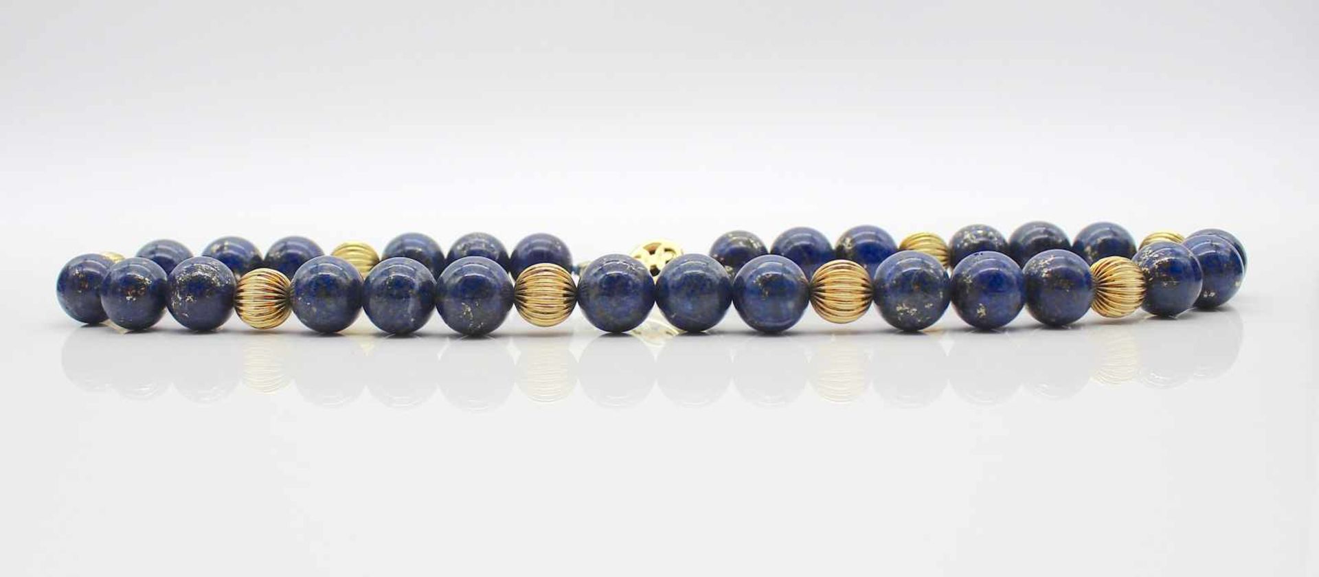 Kette mit 27 Lapis lazuli Kugeln, Durchmesser 11,7 bis 12,6 mm, gesamt ca. 333 ct und 8 Kugeln und - Bild 2 aus 3