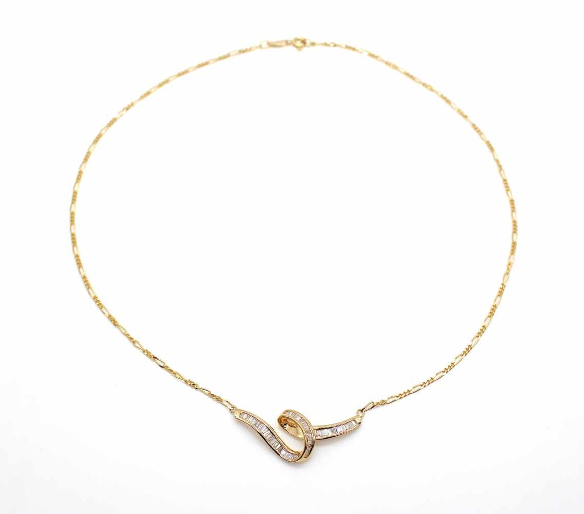 Collier aus 750 Gold mit 41 Diamanten im Baguette- und Trapezschliff gesamt ca. 1 ct in mittlerer