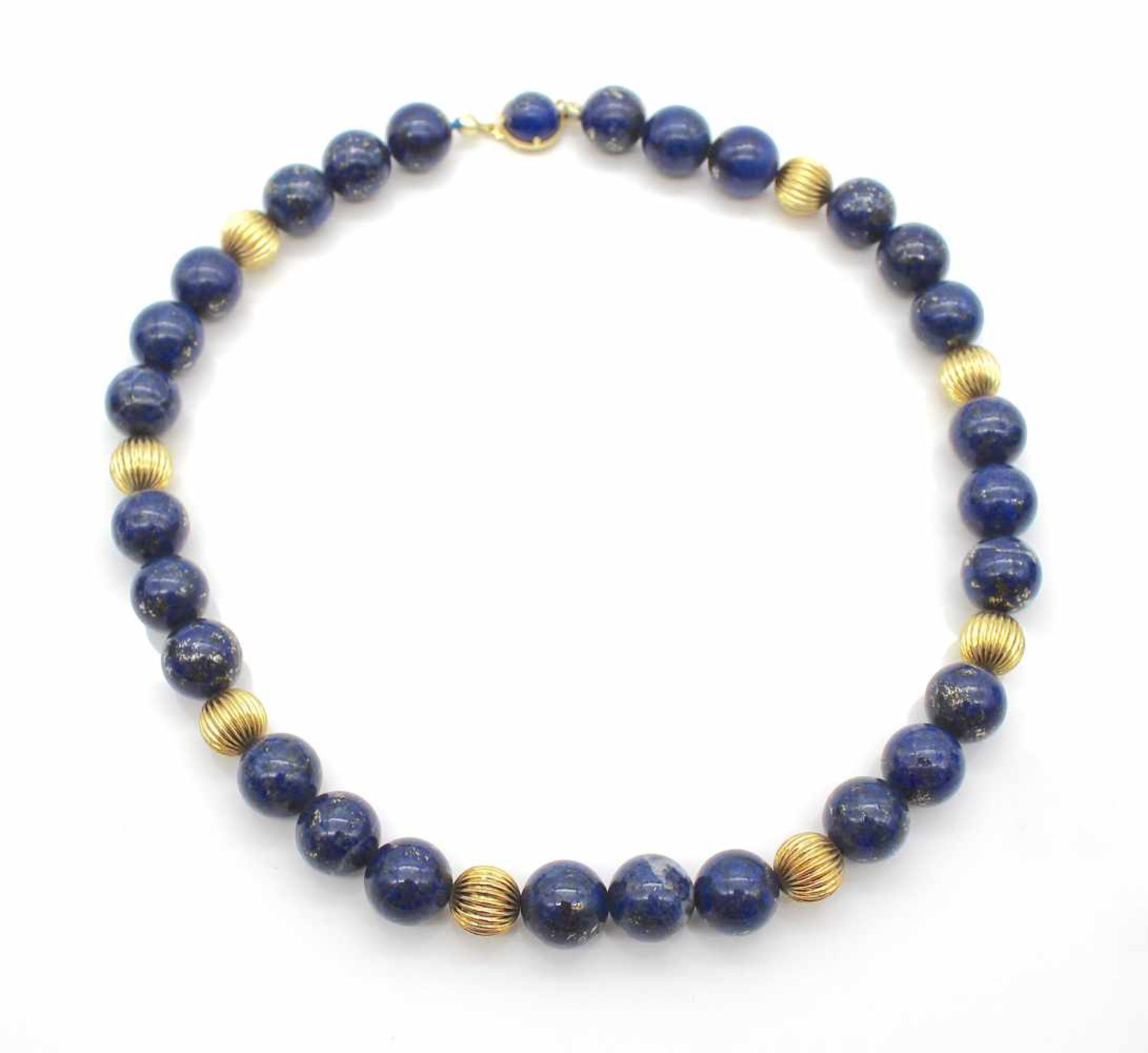 Kette mit 27 Lapis lazuli Kugeln, Durchmesser 11,7 bis 12,6 mm, gesamt ca. 333 ct und 8 Kugeln und