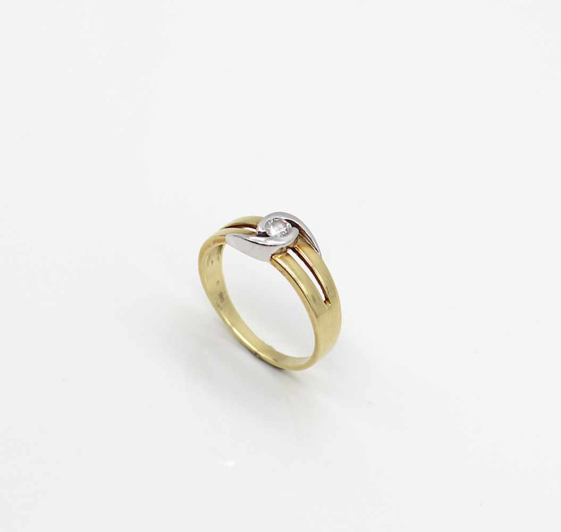 Ring aus 585er Gold mit einem Brillanten ca. 0,16 ct, hohe Reinheit mittlere Farbe. Gewicht 3,8 g, - Bild 3 aus 3