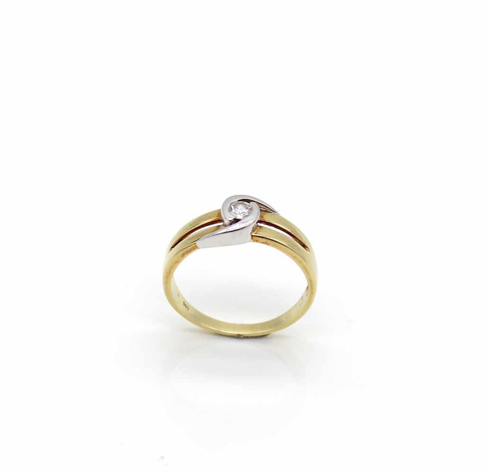 Ring aus 585er Gold mit einem Brillanten ca. 0,16 ct, hohe Reinheit mittlere Farbe. Gewicht 3,8 g, - Bild 2 aus 3
