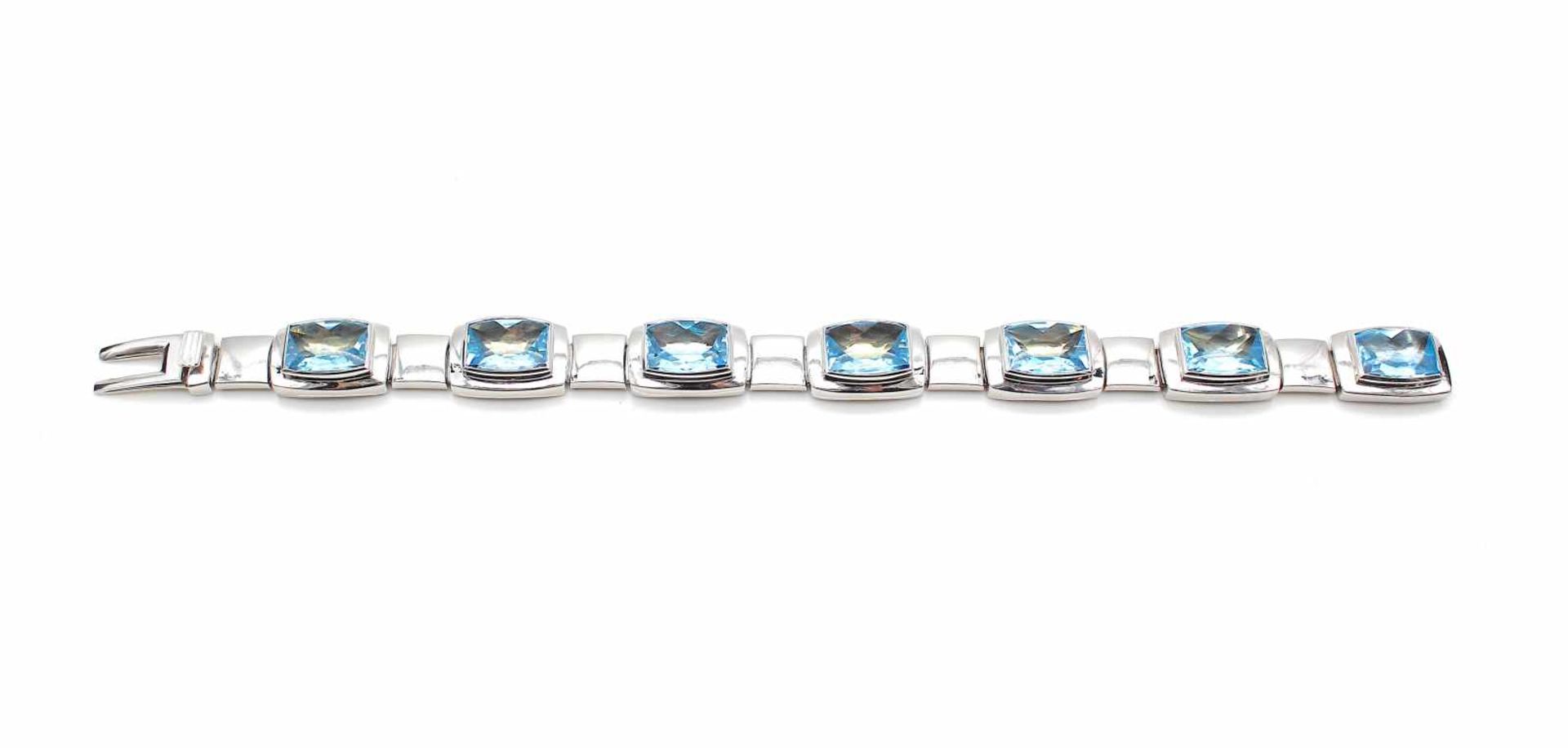 Armband aus 750er Weißgold mit 7 blauen Topasen im Fantasieschliff, gesamt ca. 35 ct, signiert - Bild 2 aus 3