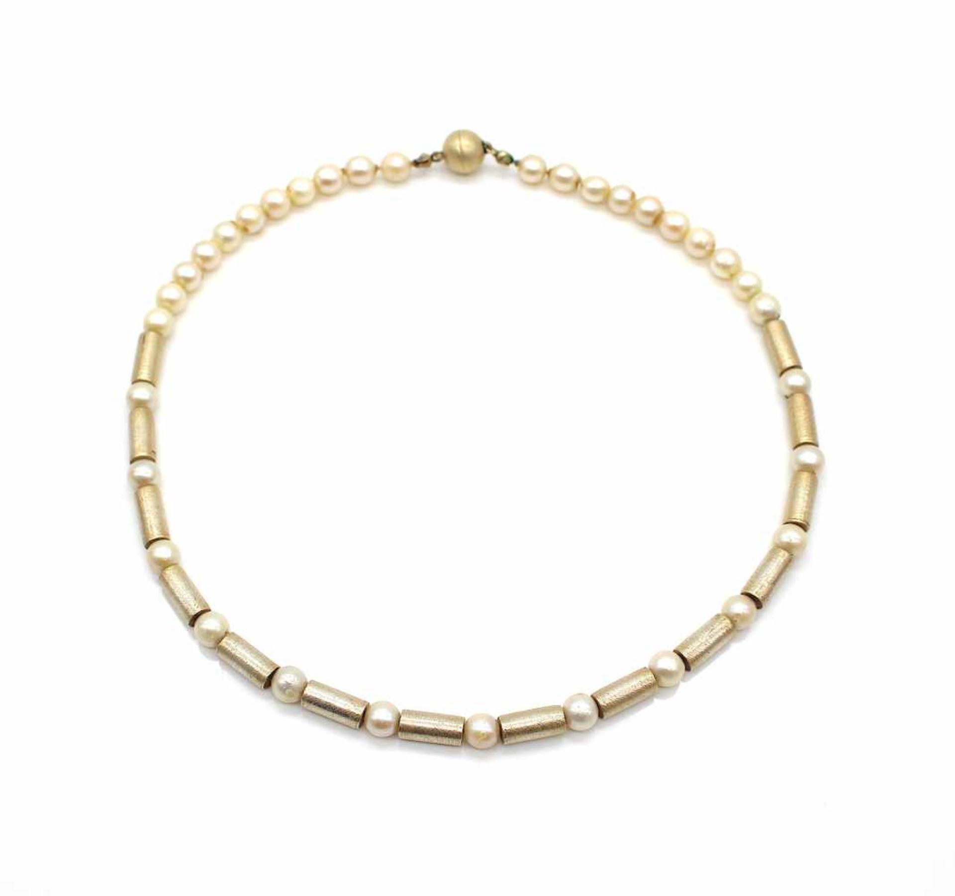 Perlenkette geprüft auf Silber / vergoldet. Länge 47 cm, mit MagnetschloßPearl necklace tested for - Image 2 of 3