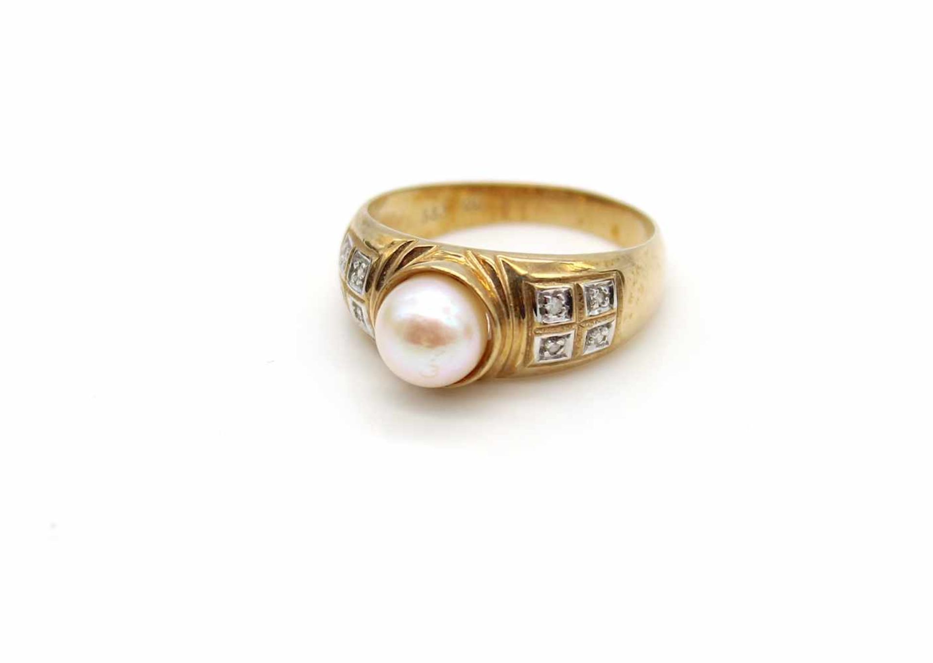 Ring aus 333er Gold mit einer Zuchtperle und 8 kleinen Diamanten.Gewicht 3,8 g, Größe 56Ring made of - Image 2 of 3