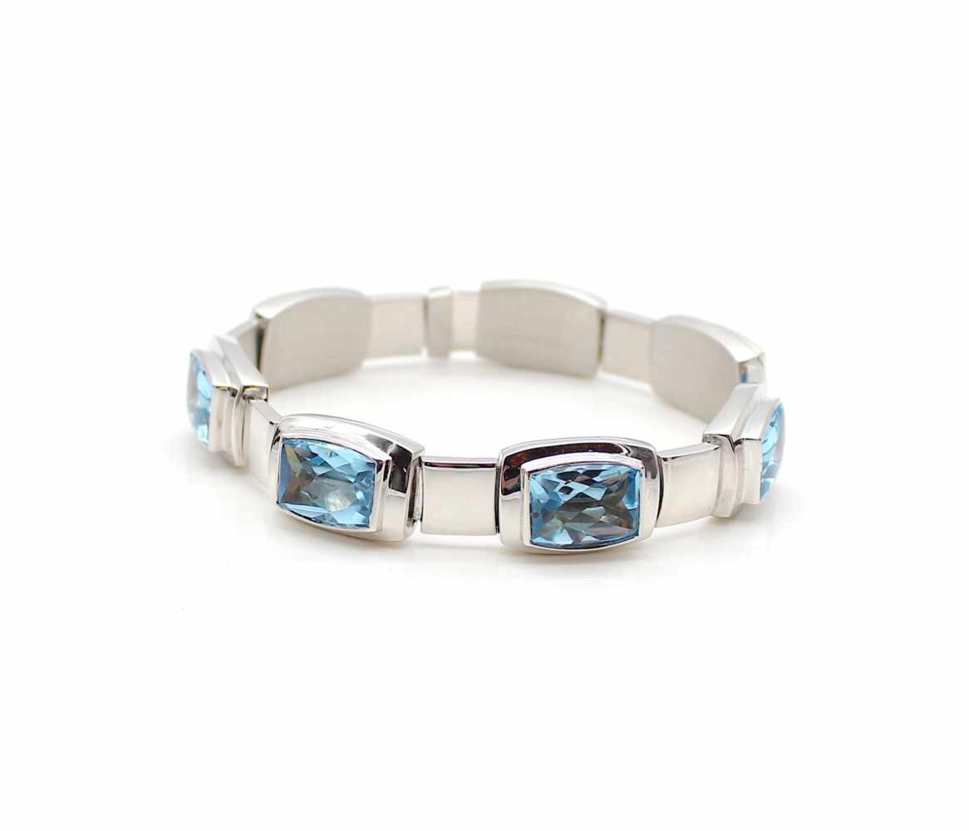 Armband aus 750er Weißgold mit 7 blauen Topasen im Fantasieschliff, gesamt ca. 35 ct, signiert