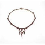 Granatcollier aus Metall. Länge 44 cm , Mittelteil 29,8 x 48,7 mmMetal garnet necklace. Length 44 cm