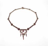 Granatcollier aus Metall. Länge 44 cm , Mittelteil 29,8 x 48,7 mmMetal garnet necklace. Length 44 cm