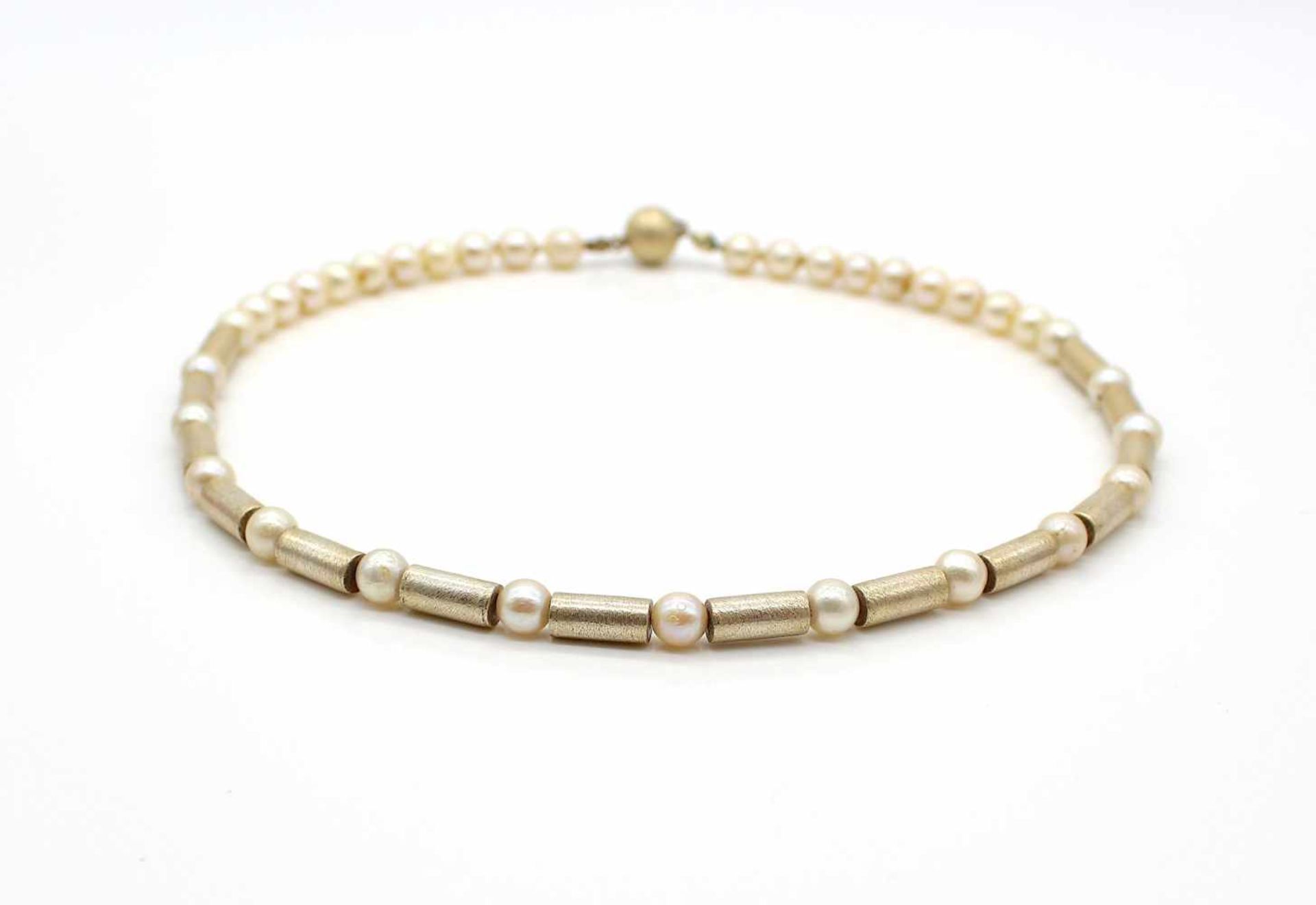 Perlenkette geprüft auf Silber / vergoldet. Länge 47 cm, mit MagnetschloßPearl necklace tested for