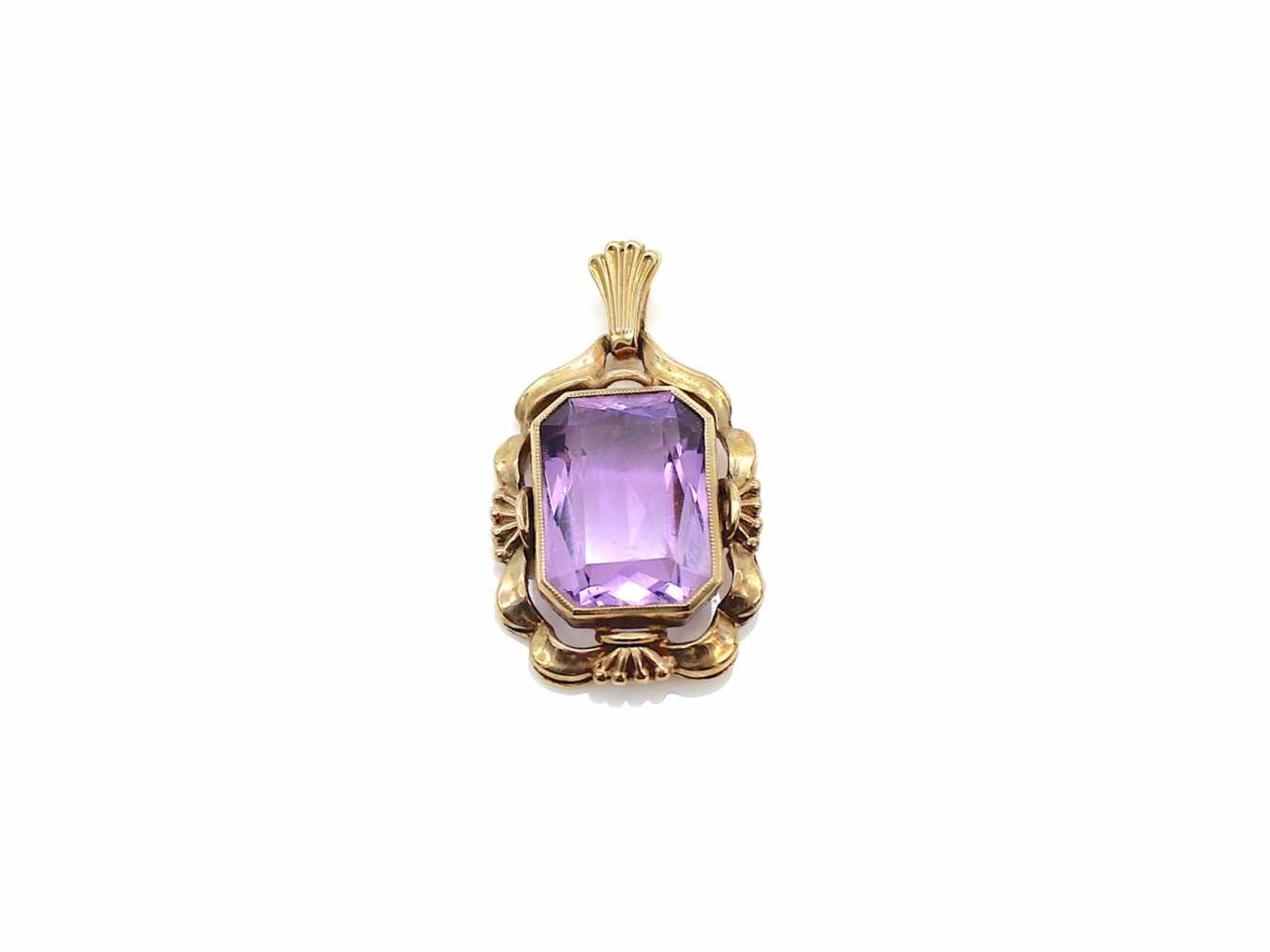 Anhänger aus 333er Gold mit einem Amethyst.Gewicht 4,5 g, Maße : 25,9 x 18,6 mm Pendant in 333 - Bild 2 aus 3