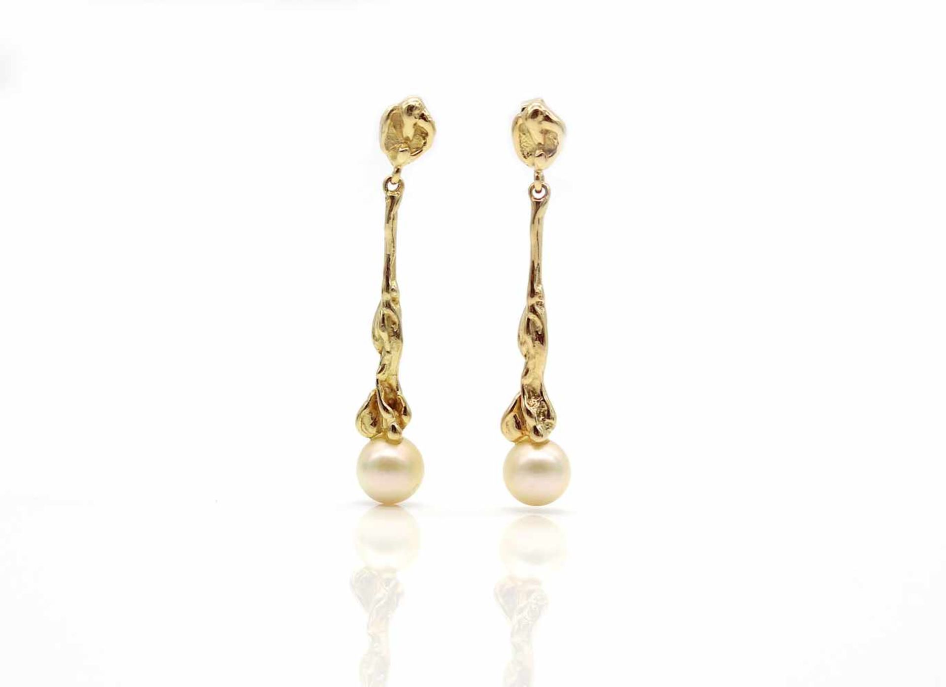 Paar Ohrringe aus 585er Gold mit je einer Zuchtperle Durchmesser 7 mm.Gewicht 5,6 g, Länge 41 mmPair