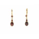 Ohrringe aus 333er Gold mit Granat.Gewicht 2,4 g, Länge 19,2 mmEarrings in 333 gold with garnet.