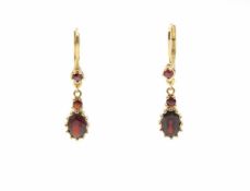 Ohrringe aus 333er Gold mit Granat.Gewicht 2,4 g, Länge 19,2 mmEarrings in 333 gold with garnet.