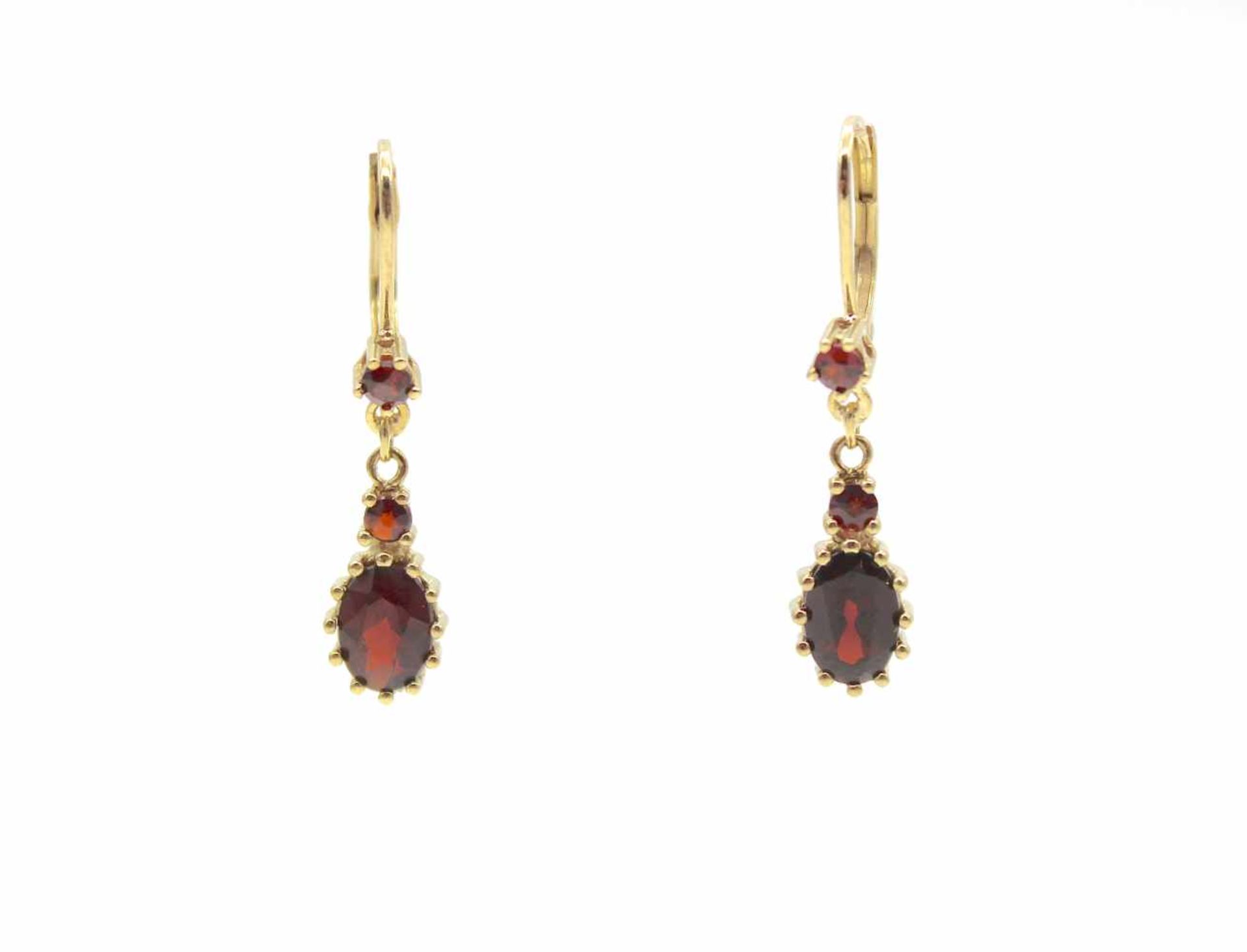 Ohrringe aus 333er Gold mit Granat.Gewicht 2,4 g, Länge 19,2 mmEarrings in 333 gold with garnet.