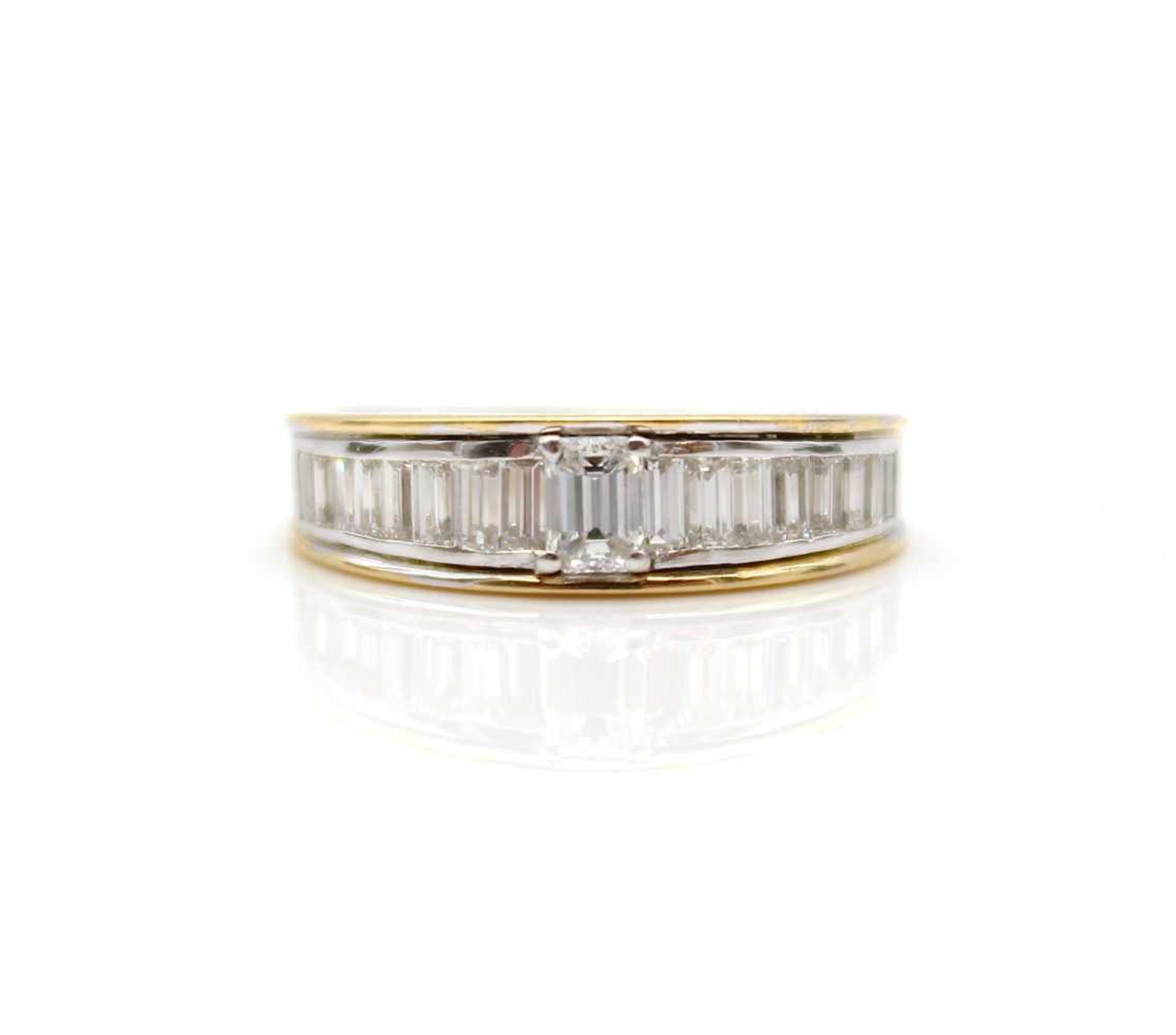 Ring auf 750er Weiß- und Gelbgold geprüft, mit 16 Diamanten im Baguetteschliff und 1 Diamant im - Bild 3 aus 3
