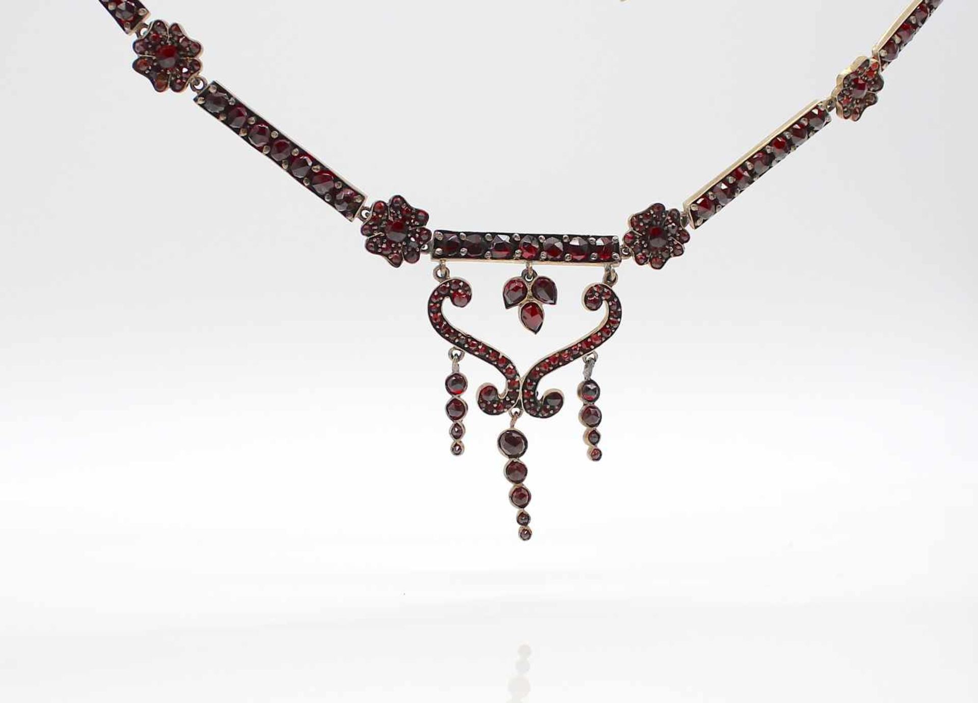 Granatcollier aus Metall. Länge 44 cm , Mittelteil 29,8 x 48,7 mmMetal garnet necklace. Length 44 cm - Bild 2 aus 2